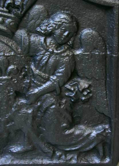 Чугунная задняя стенка топки камина с двумя ангелами, держащими герб Чугунная задняя стенка топки камина с двумя ангелами, держащими герб-2