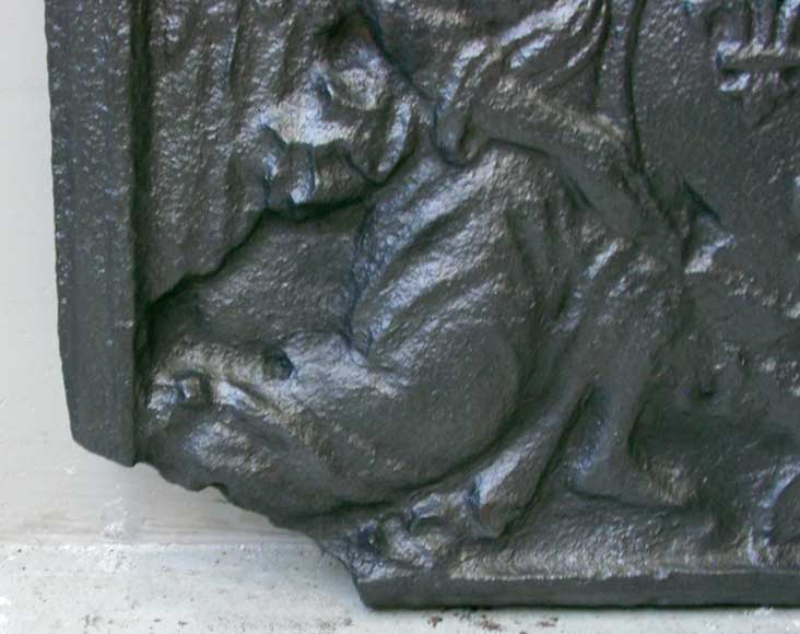 Чугунная задняя стенка топки камина с двумя ангелами, держащими герб Чугунная задняя стенка топки камина с двумя ангелами, держащими герб-4