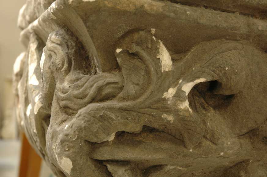 Готическая каменная капитель с гербом Готическая каменная капитель с гербом-2