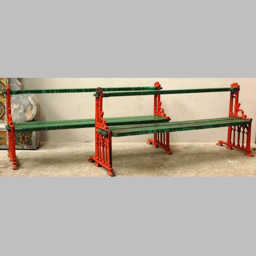 Пара скамеек в нео-готическом стиле 1860х годов.