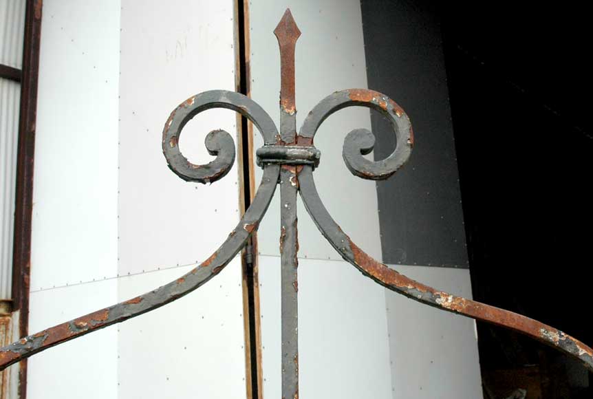 Железный навес колодца 19го века. Железный навес колодца 19го века.-1