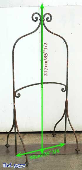 Железный навес колодца 19го века. Железный навес колодца 19го века.-3