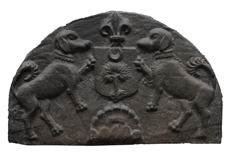 Старинная каминная плита, декорированная щитом и собаками. Старинная каминная плита, декорированная щитом и собаками.-0