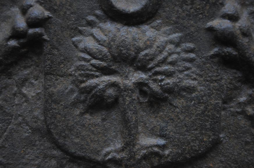 Старинная каминная плита, декорированная щитом и собаками. Старинная каминная плита, декорированная щитом и собаками.-4