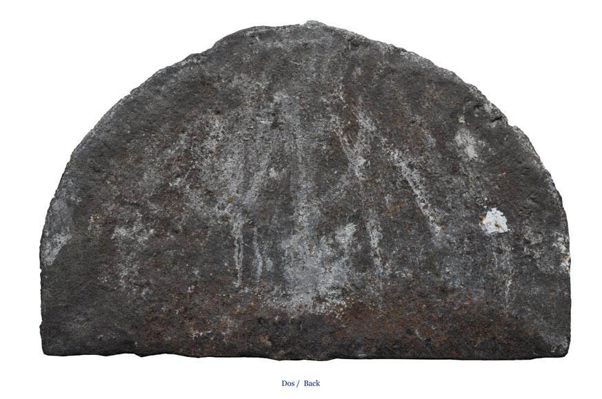 Старинная каминная плита, декорированная щитом и собаками. Старинная каминная плита, декорированная щитом и собаками.-6