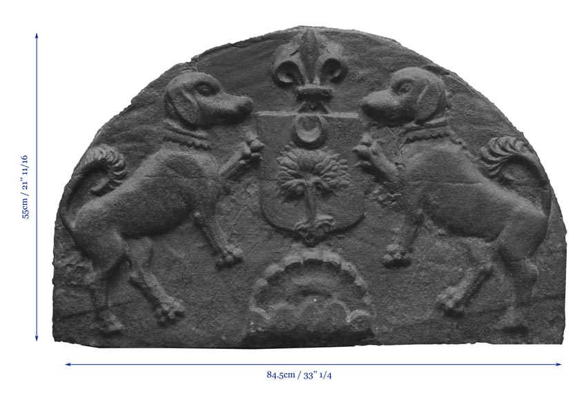 Старинная каминная плита, декорированная щитом и собаками. Старинная каминная плита, декорированная щитом и собаками.-7