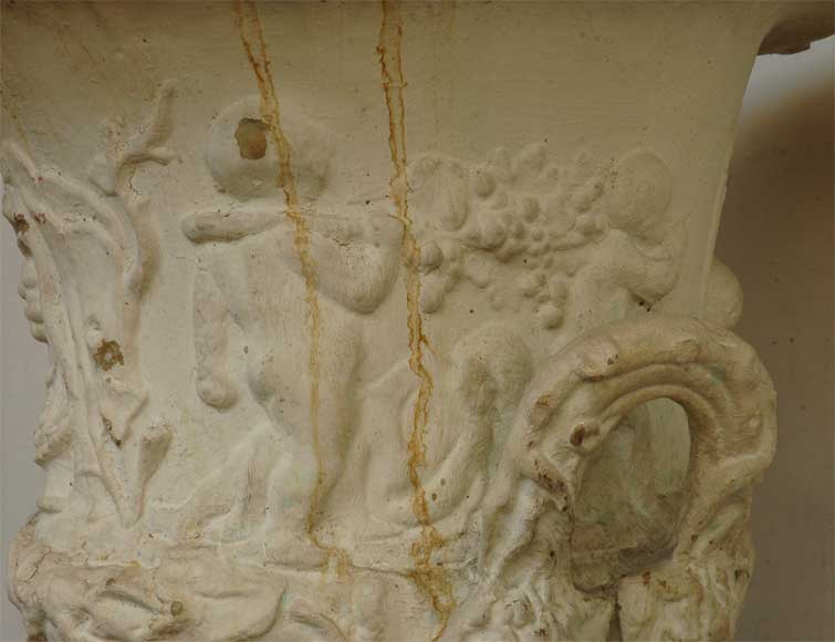 Пара свинцовых ваз 19го века, украшенных амурами. Пара свинцовых ваз 19го века, украшенных амурами.-9