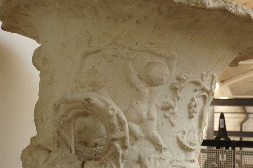 Пара свинцовых ваз 19го века, украшенных амурами. Пара свинцовых ваз 19го века, украшенных амурами.-10