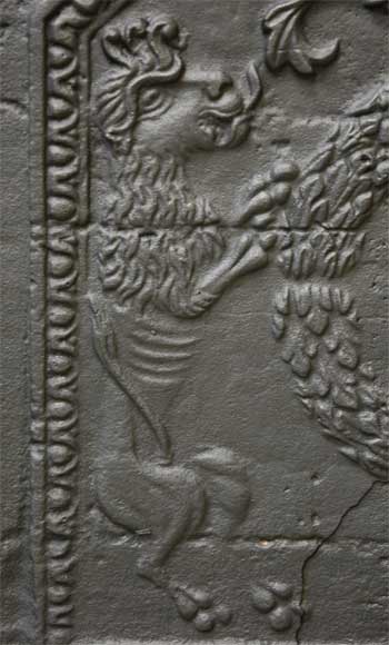 Старинная каминная плита с гербами Франции и Наварры, датированная 1613м годом. Старинная каминная плита с гербами Франции и Наварры, датированная 1613м годом.-3