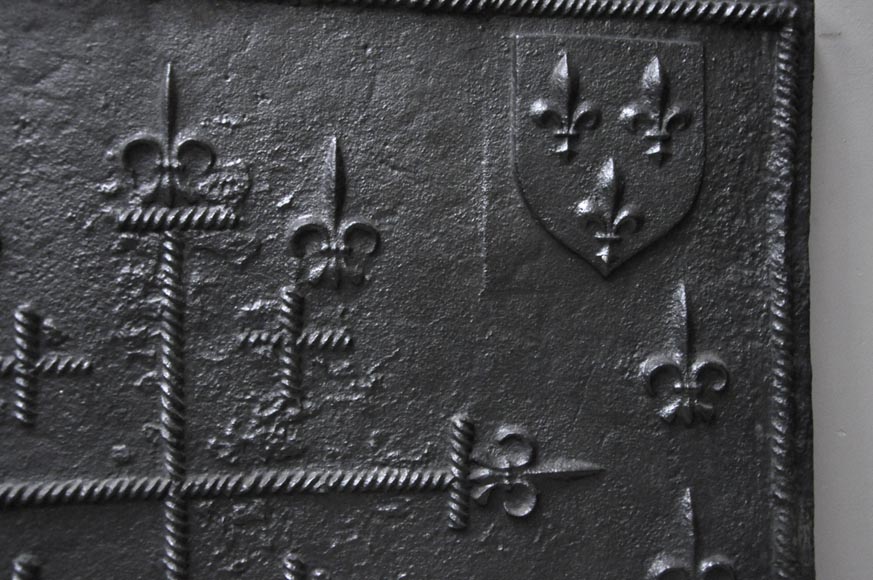 Старинная каминная плита готической эпохи. Старинная каминная плита готической эпохи.-3