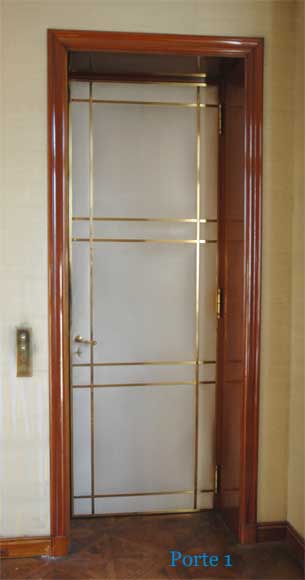 Серия из четырёх дверей из кожи и латуни. Серия из четырёх дверей из кожи и латуни.-0