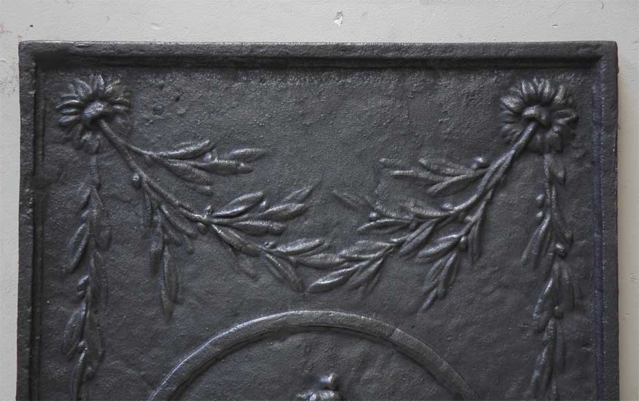 Старинная каминная плита, украшенная танцовщицей. Старинная каминная плита, украшенная танцовщицей.-2