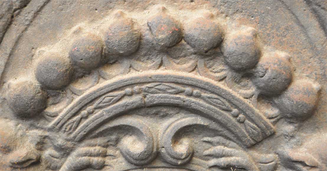 Старинная каминная плита с грифонами. Старинная каминная плита с грифонами.-2