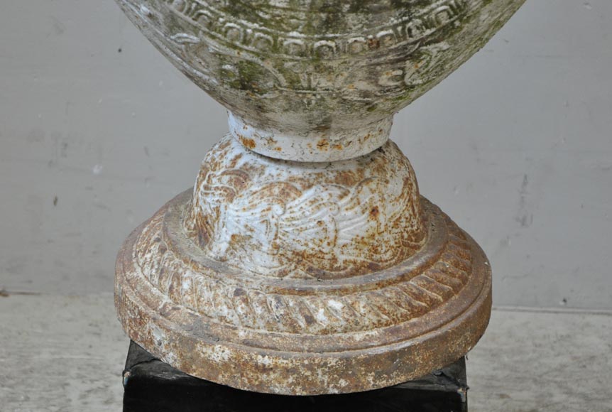 Пара старинных чугунных ваз, украшенных амурчиками. Пара старинных чугунных ваз, украшенных амурчиками.-5