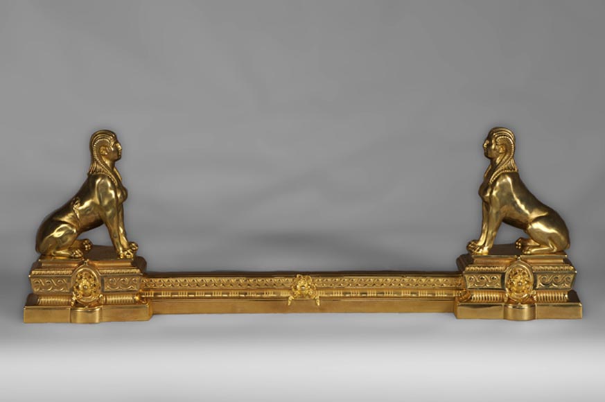 Старинная перекладина дровницы со сфинксами, изготовленная из позолоченной бронзы. Старинная перекладина дровницы со сфинксами, изготовленная из позолоченной бронзы.-0