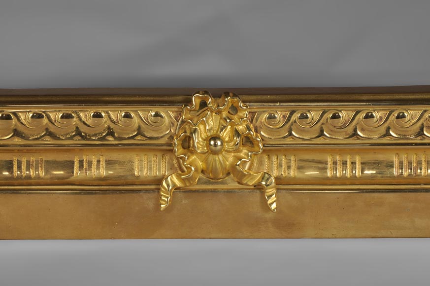 Старинная перекладина дровницы со сфинксами, изготовленная из позолоченной бронзы. Старинная перекладина дровницы со сфинксами, изготовленная из позолоченной бронзы.-1