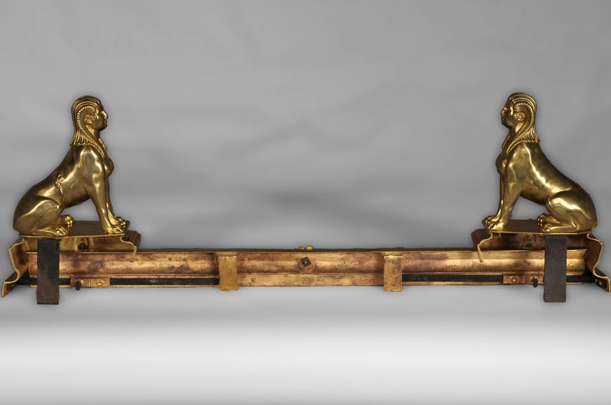 Старинная перекладина дровницы со сфинксами, изготовленная из позолоченной бронзы. Старинная перекладина дровницы со сфинксами, изготовленная из позолоченной бронзы.-6