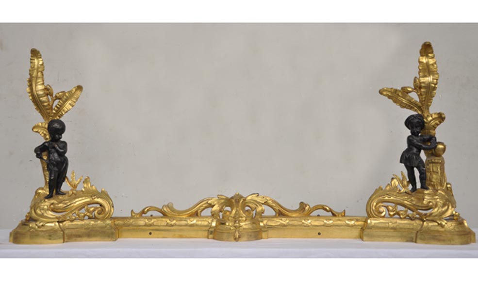 Старинная бронзовая перекладина дровницы с двумя патинами, украшенная африканскими детьми. Старинная бронзовая перекладина дровницы с двумя патинами, украшенная африканскими детьми.-0