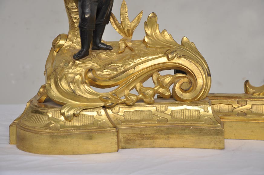 Старинная бронзовая перекладина дровницы с двумя патинами, украшенная африканскими детьми. Старинная бронзовая перекладина дровницы с двумя патинами, украшенная африканскими детьми.-4