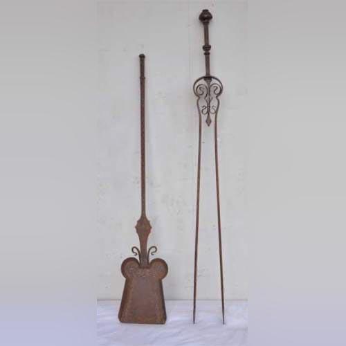 Старинные каминные аксессуары: щипцы и совок с геометрической отделкой.