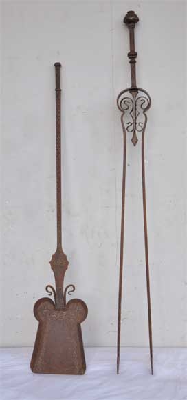 Старинные каминные аксессуары: щипцы и совок с геометрической отделкой.  Старинные каминные аксессуары: щипцы и совок с геометрической отделкой. -0