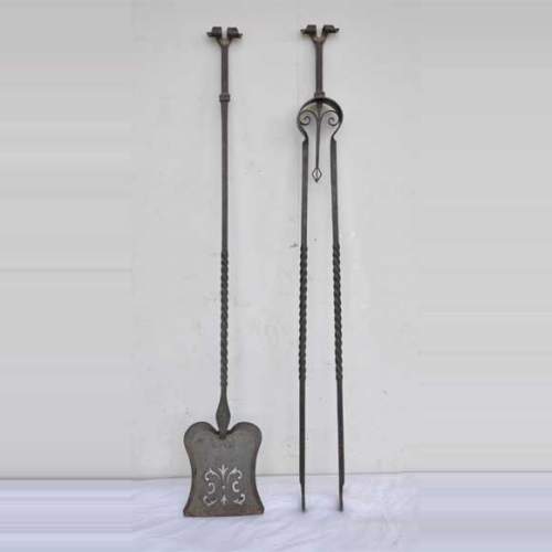 Старинные каминные аксессуары: щипцы и совок с ажурной отделкой.