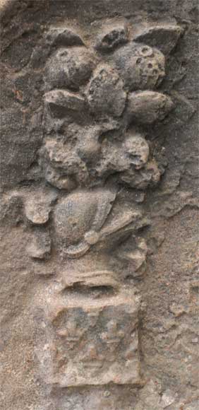 Старинная каминная плита, украшенная рыцарскими гербами. Старинная каминная плита, украшенная рыцарскими гербами.-1