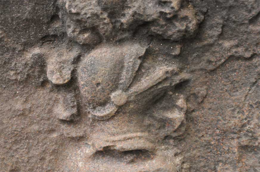 Старинная каминная плита, украшенная рыцарскими гербами. Старинная каминная плита, украшенная рыцарскими гербами.-3