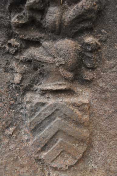 Старинная каминная плита, украшенная рыцарскими гербами. Старинная каминная плита, украшенная рыцарскими гербами.-7