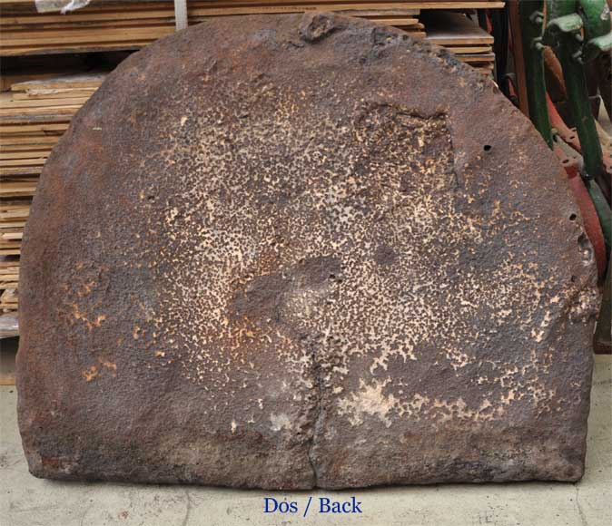 Старинная каминная плита, украшенная рыцарскими гербами. Старинная каминная плита, украшенная рыцарскими гербами.-8