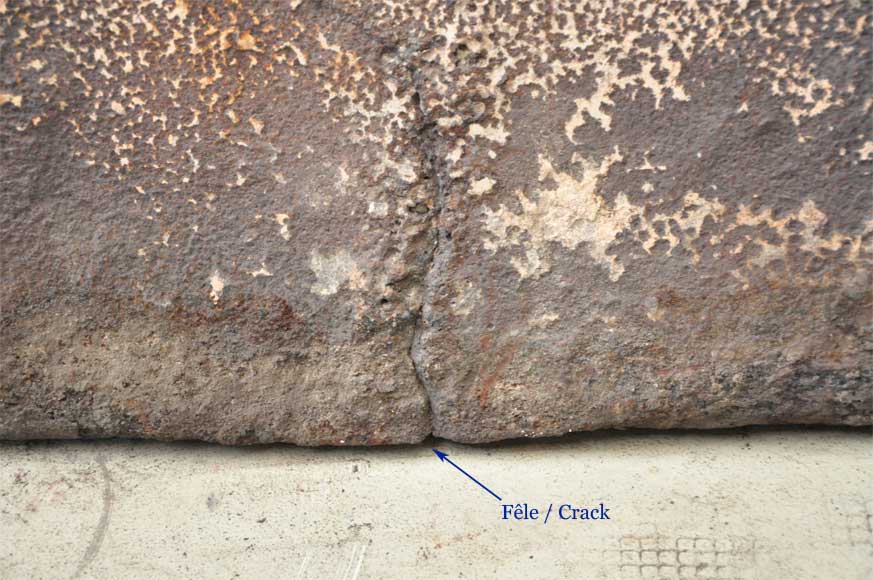 Старинная каминная плита, украшенная рыцарскими гербами. Старинная каминная плита, украшенная рыцарскими гербами.-9