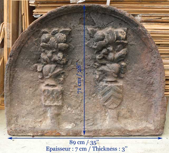 Старинная каминная плита, украшенная рыцарскими гербами. Старинная каминная плита, украшенная рыцарскими гербами.-10