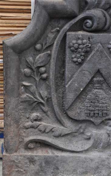 Старинная каминная плита, украшенная гербами. Старинная каминная плита, украшенная гербами.-3