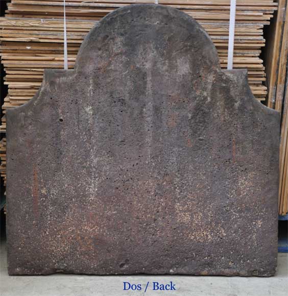 Старинная каминная плита, украшенная гербами. Старинная каминная плита, украшенная гербами.-5