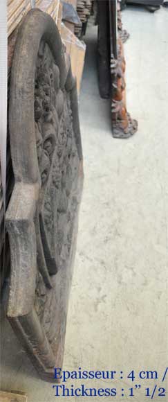 Старинная каминная плита, украшенная гербами. Старинная каминная плита, украшенная гербами.-6