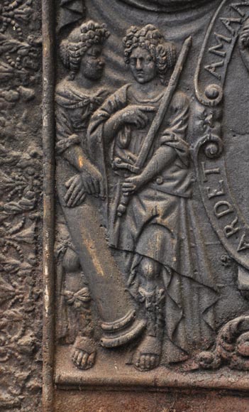 Большая старинная каминная плита, украшенная янсенистским сюжетом. Большая старинная каминная плита, украшенная янсенистским сюжетом.-4