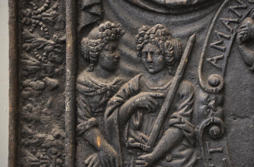 Большая старинная каминная плита, украшенная янсенистским сюжетом. Большая старинная каминная плита, украшенная янсенистским сюжетом.-5