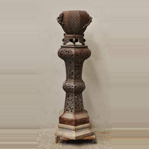 Большая старинная садовая ваза в китайском стиле, изготовленная из ажурного чугуна.