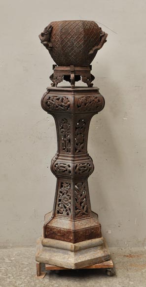 Большая старинная садовая ваза в китайском стиле, изготовленная из ажурного чугуна. Большая старинная садовая ваза в китайском стиле, изготовленная из ажурного чугуна.-0