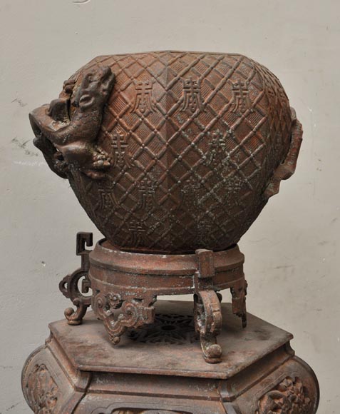 Большая старинная садовая ваза в китайском стиле, изготовленная из ажурного чугуна. Большая старинная садовая ваза в китайском стиле, изготовленная из ажурного чугуна.-3