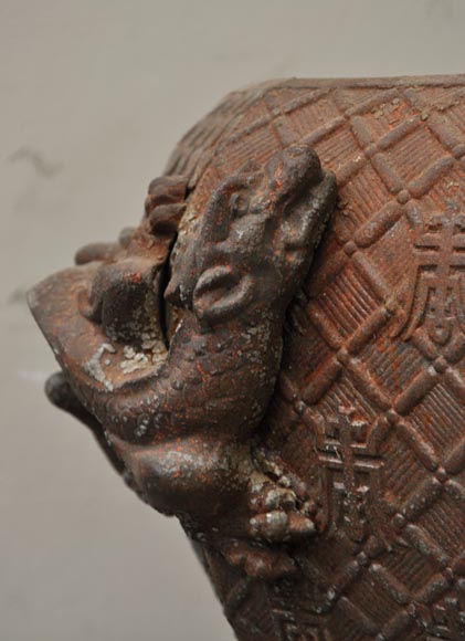 Большая старинная садовая ваза в китайском стиле, изготовленная из ажурного чугуна. Большая старинная садовая ваза в китайском стиле, изготовленная из ажурного чугуна.-5