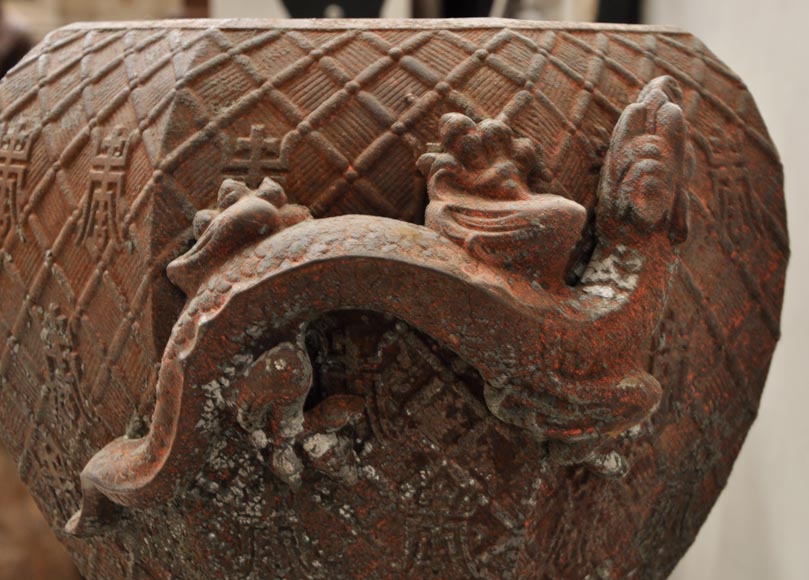 Большая старинная садовая ваза в китайском стиле, изготовленная из ажурного чугуна. Большая старинная садовая ваза в китайском стиле, изготовленная из ажурного чугуна.-6