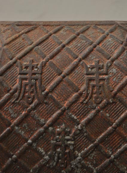 Большая старинная садовая ваза в китайском стиле, изготовленная из ажурного чугуна. Большая старинная садовая ваза в китайском стиле, изготовленная из ажурного чугуна.-7