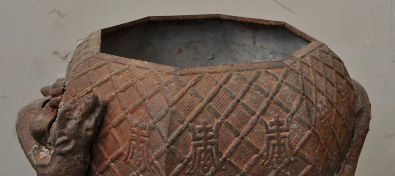 Большая старинная садовая ваза в китайском стиле, изготовленная из ажурного чугуна. Большая старинная садовая ваза в китайском стиле, изготовленная из ажурного чугуна.-8