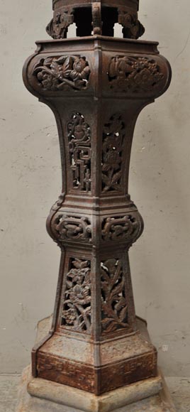 Большая старинная садовая ваза в китайском стиле, изготовленная из ажурного чугуна. Большая старинная садовая ваза в китайском стиле, изготовленная из ажурного чугуна.-10