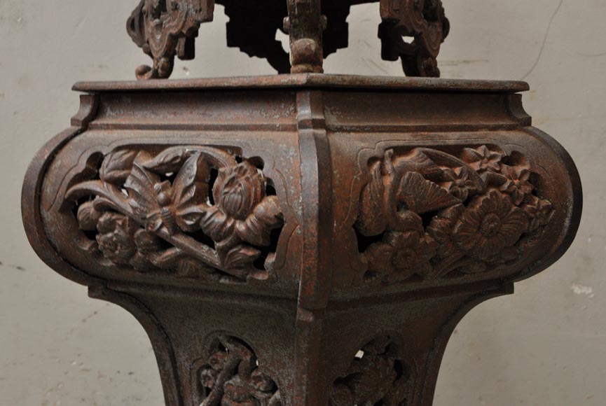 Большая старинная садовая ваза в китайском стиле, изготовленная из ажурного чугуна. Большая старинная садовая ваза в китайском стиле, изготовленная из ажурного чугуна.-11