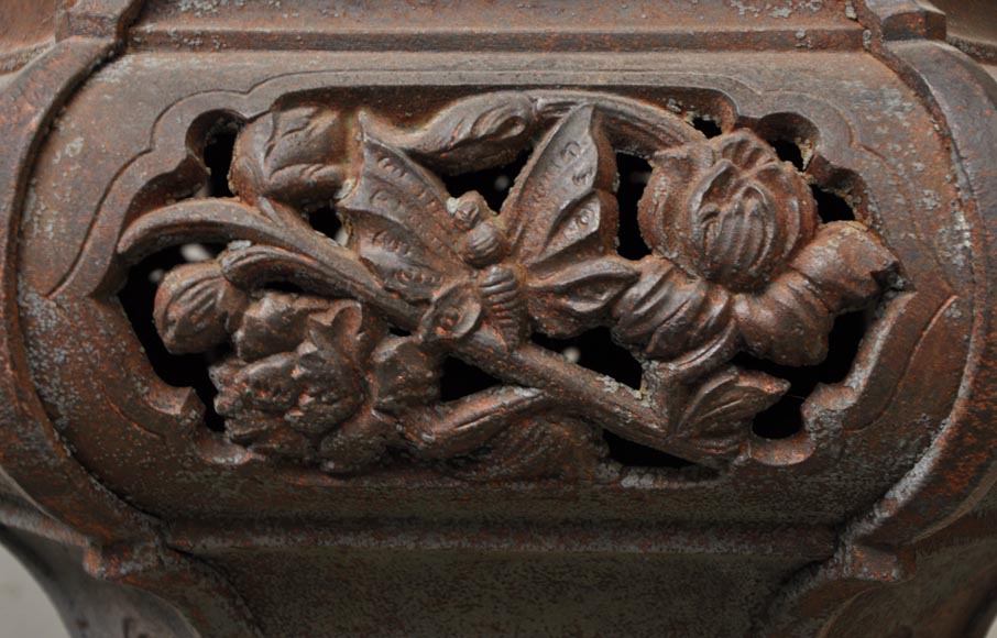 Большая старинная садовая ваза в китайском стиле, изготовленная из ажурного чугуна. Большая старинная садовая ваза в китайском стиле, изготовленная из ажурного чугуна.-12