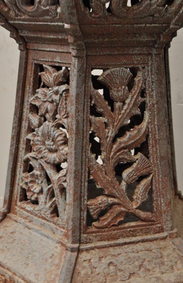 Большая старинная садовая ваза в китайском стиле, изготовленная из ажурного чугуна. Большая старинная садовая ваза в китайском стиле, изготовленная из ажурного чугуна.-13