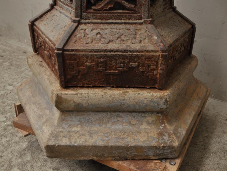 Большая старинная садовая ваза в китайском стиле, изготовленная из ажурного чугуна. Большая старинная садовая ваза в китайском стиле, изготовленная из ажурного чугуна.-14