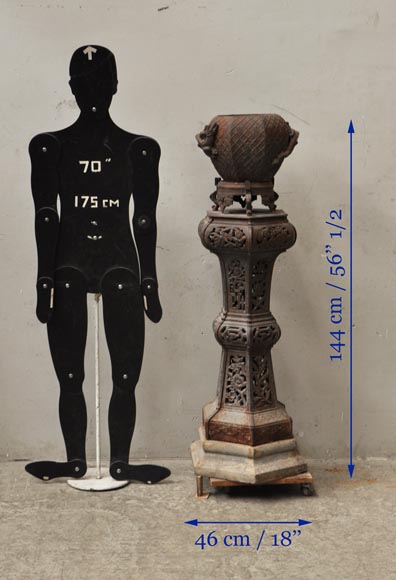 Большая старинная садовая ваза в китайском стиле, изготовленная из ажурного чугуна. Большая старинная садовая ваза в китайском стиле, изготовленная из ажурного чугуна.-15